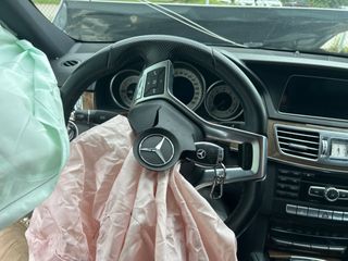 2014 Mercedes-Benz E 350 4MATIC - Interior Steering Wheel With Keys Image